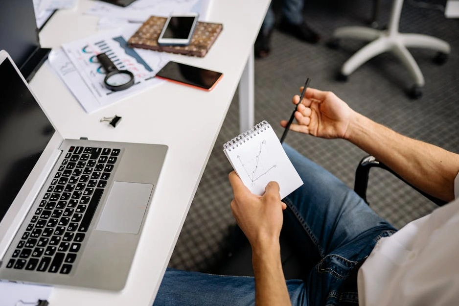 Professioneller Anleger analysiert Aktienkurse auf einem Laptop